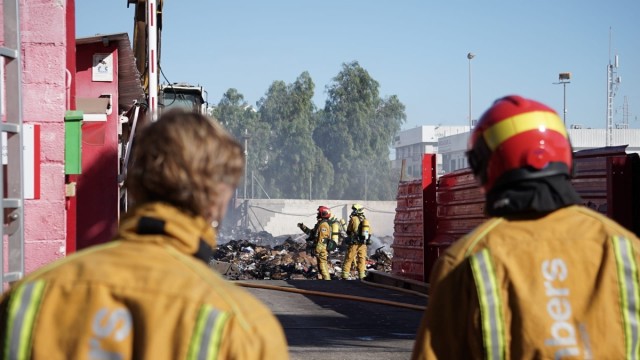 Controlado el incendio que ha afectado a una nave del polígono Carrús de Elche