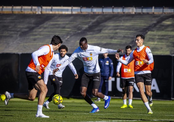 Copete se incorpora al entrenamiento, pero solo completa una parte