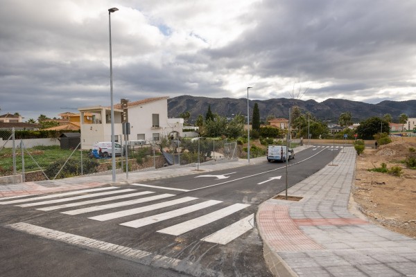 Con el asfaltado y señalización concluyen las obras de remodelación de la calle Rosa dels Vents en l’Alfàs
