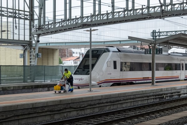 Adif baja la velocidad a 220 en 28 kilómetros de la línea de Angrois tras avisos de maquinistas por el estado de la vía
