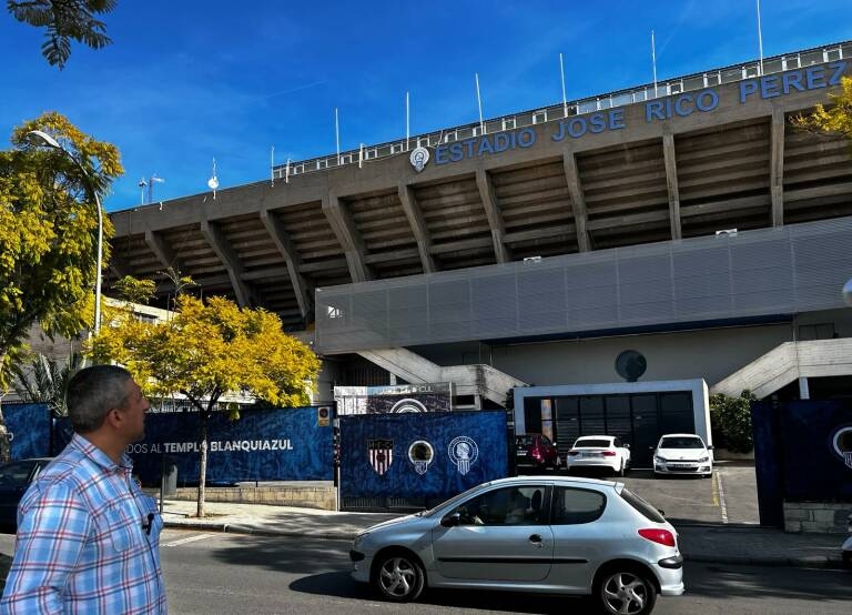El edil del PSOE, Eduardo Rodríguez, junto al estadio.