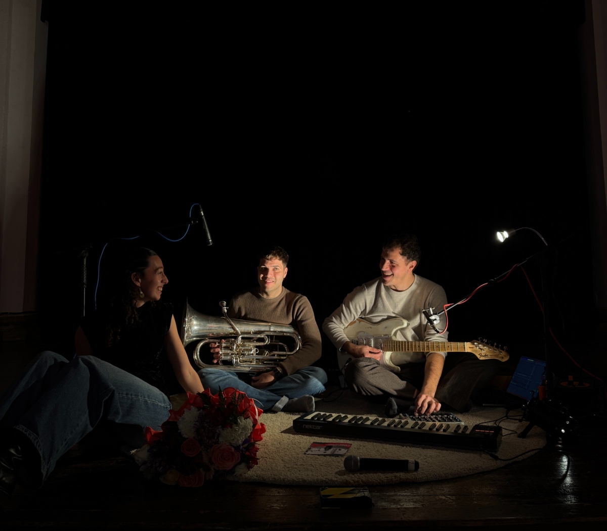 Paula Moliner Brau, amb els músics Óscar Brau i León Guallart, durant la inauguració de Vinaròs.jpg