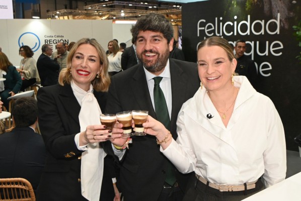 López Miras invita a María Guardiola y Marga Prohens a brindar con un asiático en Fitur