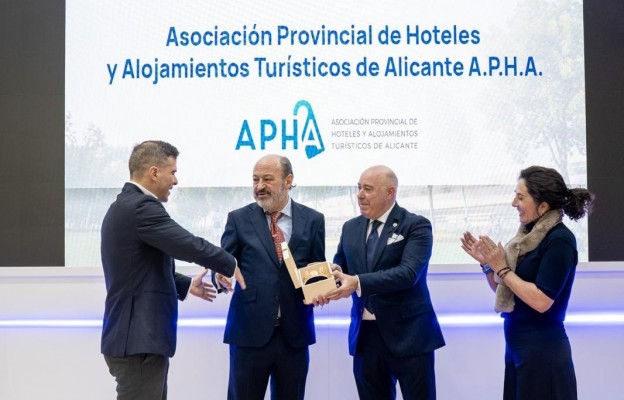 CDV premia en Fitur a APHA y la Cámara de Comercio por su contribución al turismo provincial