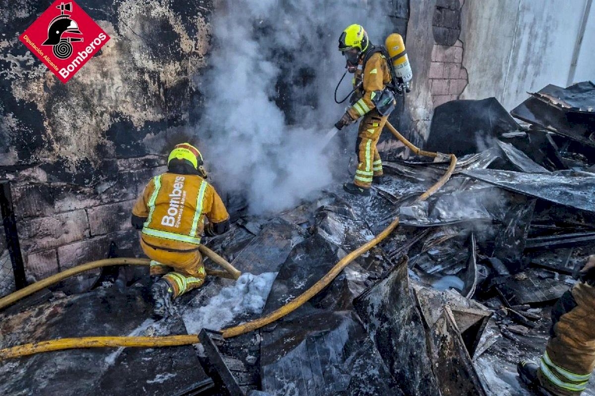 Controlado un incendio en una nave industrial de almacenamiento y reciclaje de chatarra en Ibi