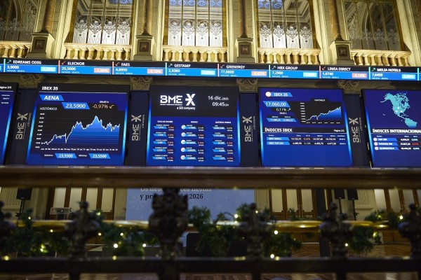 El Ibex 35 cierra a las puertas de los 18.200 puntos tras ceder un 0,55%