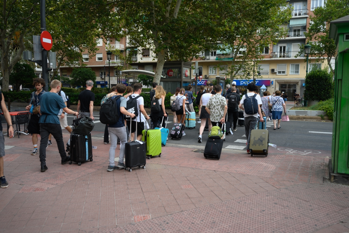 Un grupo de turistas en una avenida de la ciudad. - Foto: KIKE TABERNER Un grupo de turistas en una avenida de la ciudad.