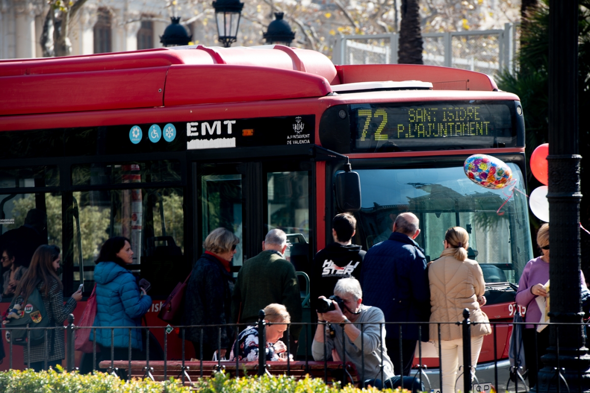 Un autobús de la EMT de València. - Foto: KIKE TABERNER Un autobús de la EMT de València.