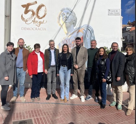 La Vall d'Uixó celebra los 50 años de democracia con un mural con una figura griega en el centro