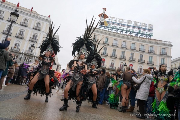 El Carnaval de Cartagena toma la Gran Vía comercial de Madrid y deslumbra en Fitur