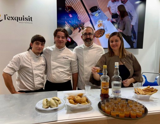 Alumnos de la Escuela de Hostelería realizan un showcooking en Fitur y ensalzan los productos de Castelló