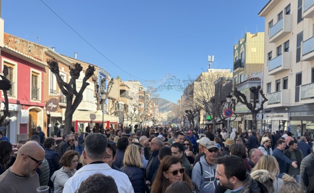 Más de 35.000 personas y 30 actuaciones musicales: Benicàssim celebra su Día de las Paellas