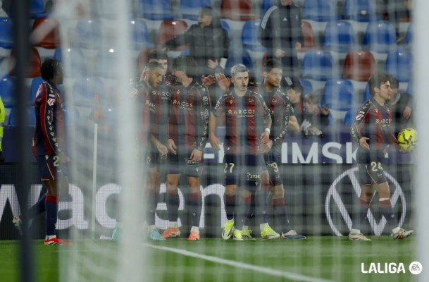 El Levante celebra su primera victoria en el 'Ciutat' tras un final de locura