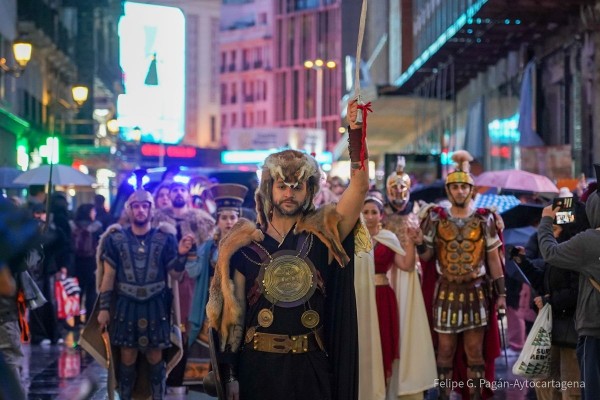 Carthagineses y Romanos exhiben su eterna rivalidad en un desfile por las calles de Madrid