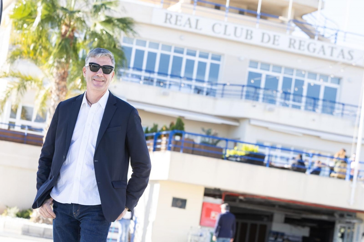 Javier López presenta su candidatura a la presidencia del Real Club de Regatas de Alicante.