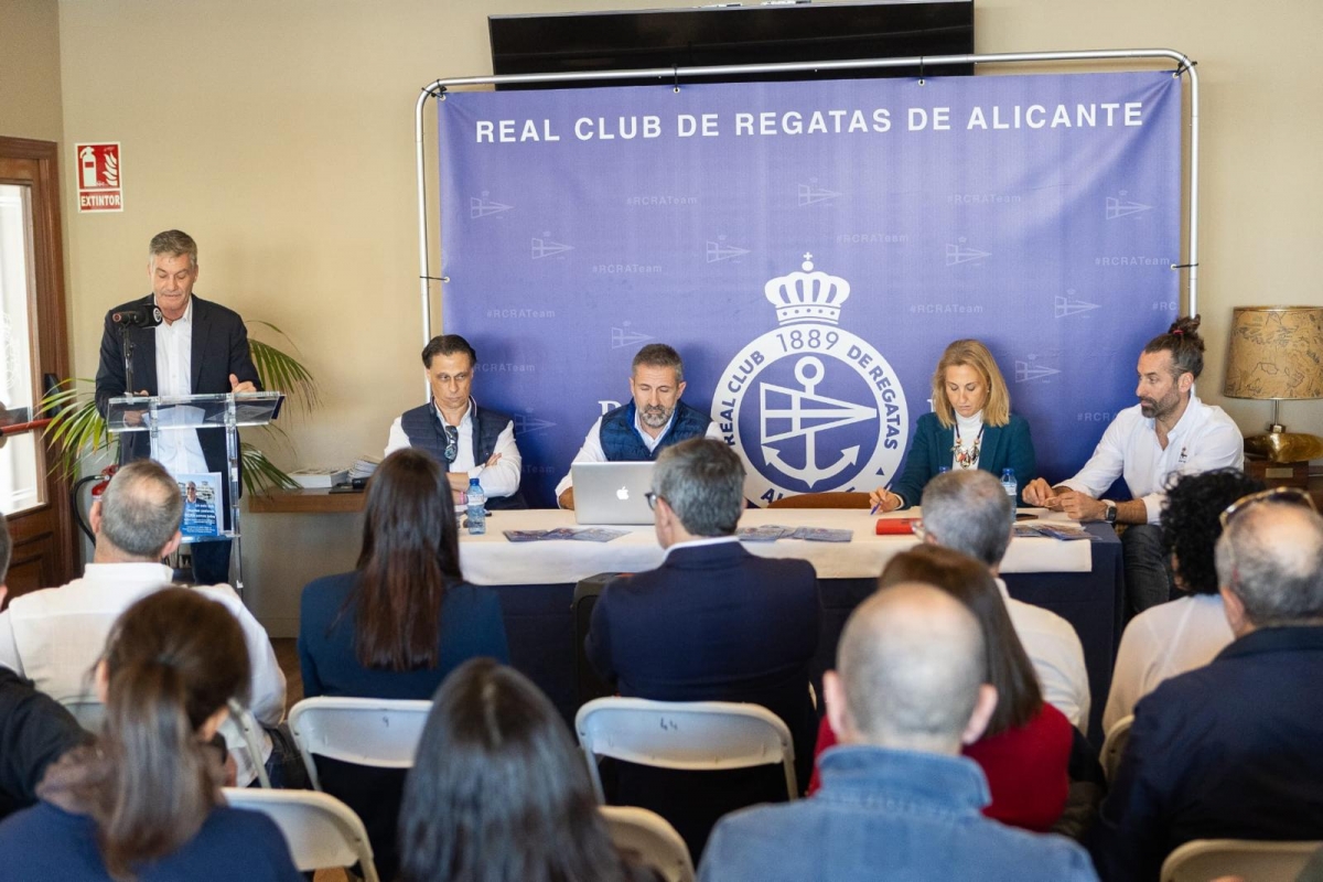 Javier López presenta su candidatura a la presidencia del Real Club de Regatas de Alicante.