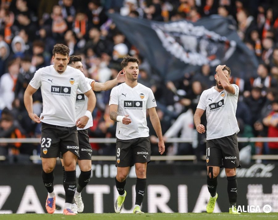 Un Valencia CF con alma doblega al Espanyol