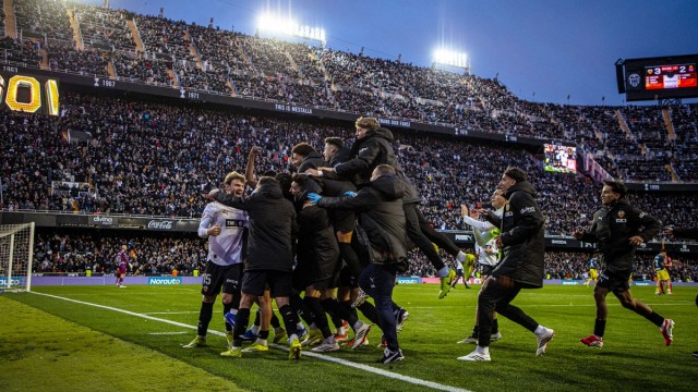 Un Valencia CF con alma doblega al Espanyol
