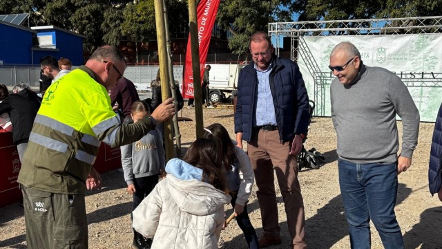 El Plan Foresta llega a Cobatillas para ayudar a los vecinos a plantar 60 árboles