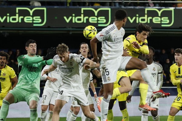 El Villarreal pasa de encerrar al Madrid a perder por 0-2 en 45 minutos