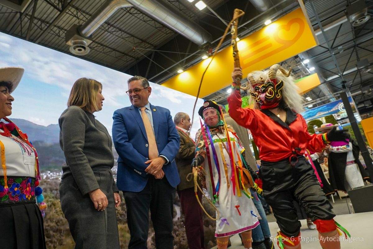 Arroyo se reúne en Fitur con el viceministro de Turismo de Ecuador para abordar el especial de La Mar de Músicas