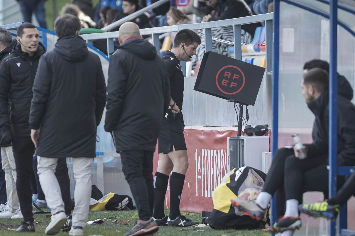 Imanol Irurtzun ante el monito del ‘Football Video Support’