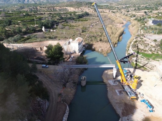 Instaladas las vigas del nuevo puente sobre el Turia en Bugarra para sustituir al arrasado por la Dana