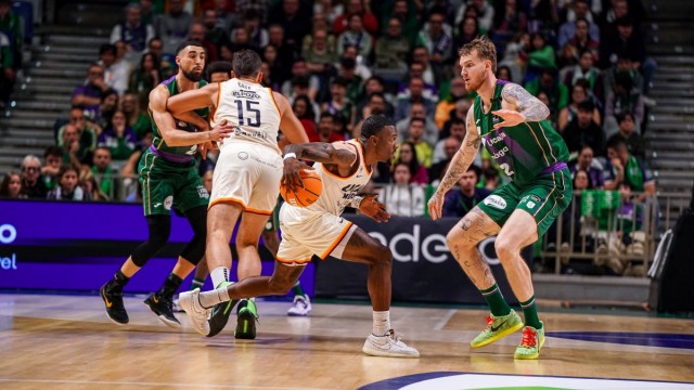 El UCAM CB pierde en la prórroga un partido que tenía casi ganado y no cerró en el Martín Carpena