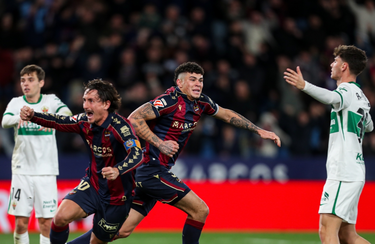 Aleix Febas y Rodrigo Mendoza lamentan el tercer gol del Levante UD - Foto: EP Aleix Febas y Rodrigo Mendoza lamentan el tercer gol del Levante UD