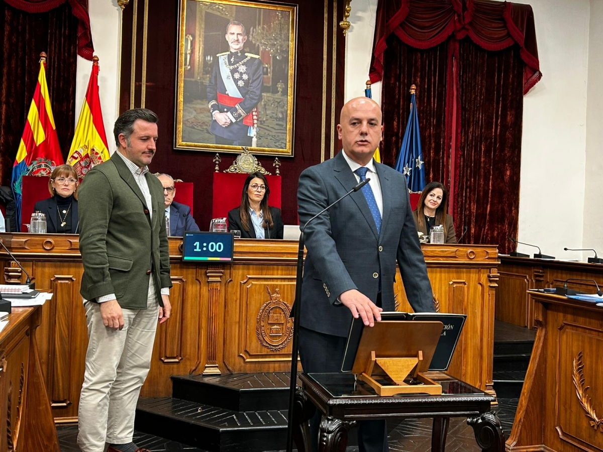 El nuevo concejal del PSOE en Elche toma posesión: Miguel Serna ya está en la corporación