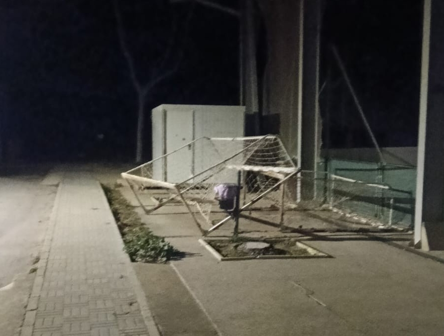 Villena cierra las instalaciones deportivas tras la caída de una torre eléctrica sobre la cubierta del pabellón