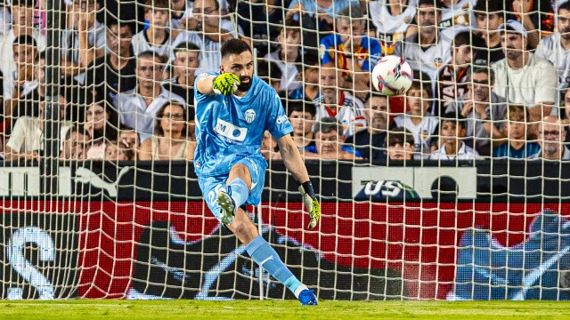 Valencia y Liverpool oficializan el traspaso de Mamardashvili