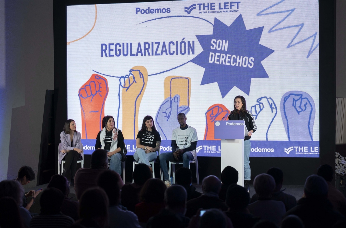 La secretaria general de Podemos, Ione Belarra (d), interviene durante el acto ‘Regularización son derechos’.