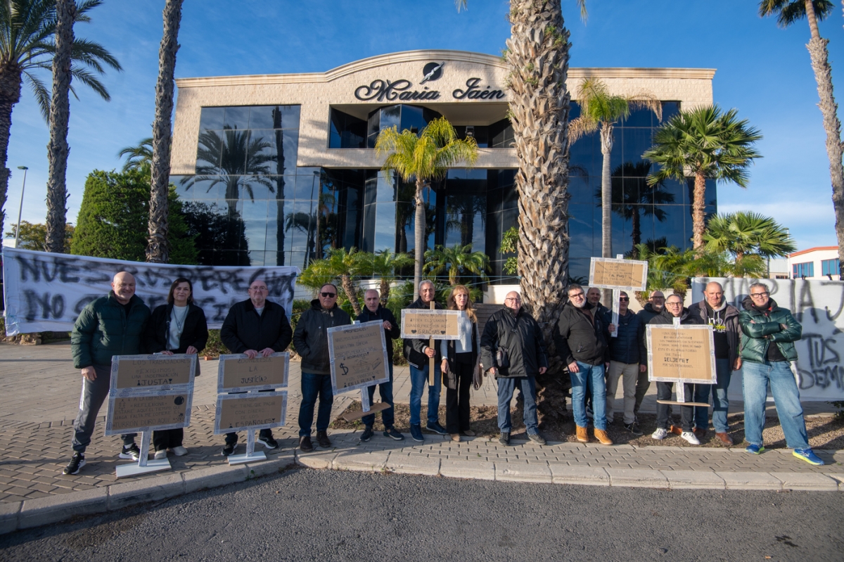 La protesta de trabajadores de María Jaén en Elche, en imágenes