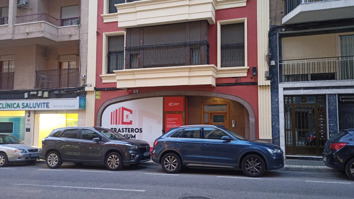 Gran local sin uso durante años en Cristóbal Sanz destinado a trastero - - AP Gran local sin uso durante años en Cristóbal Sanz destinado a trastero -