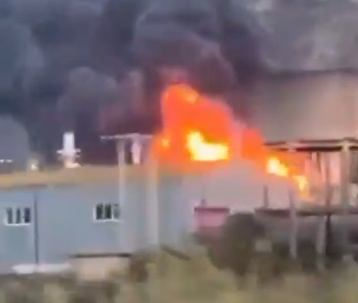 La Comunidad lanza un SMS de alerta a la población por el incendio de Escombreras y recomienda no salir a la calle