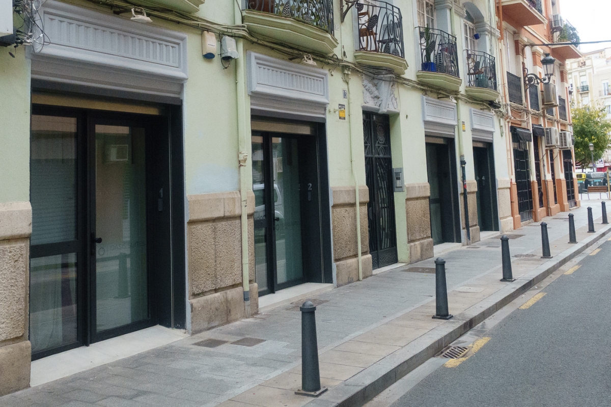 Fachada con bajos turísticos. - Foto: KIKE TABERNER Fachada con bajos turísticos.