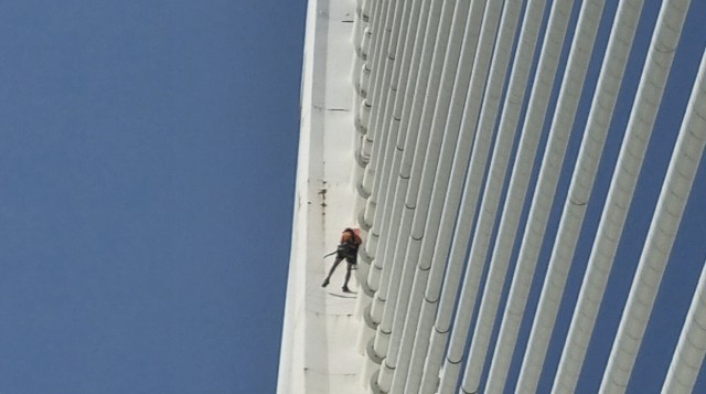 Un equipo de alpinistas revisa el estado de conservación del Puente de l'Assut de l'Or