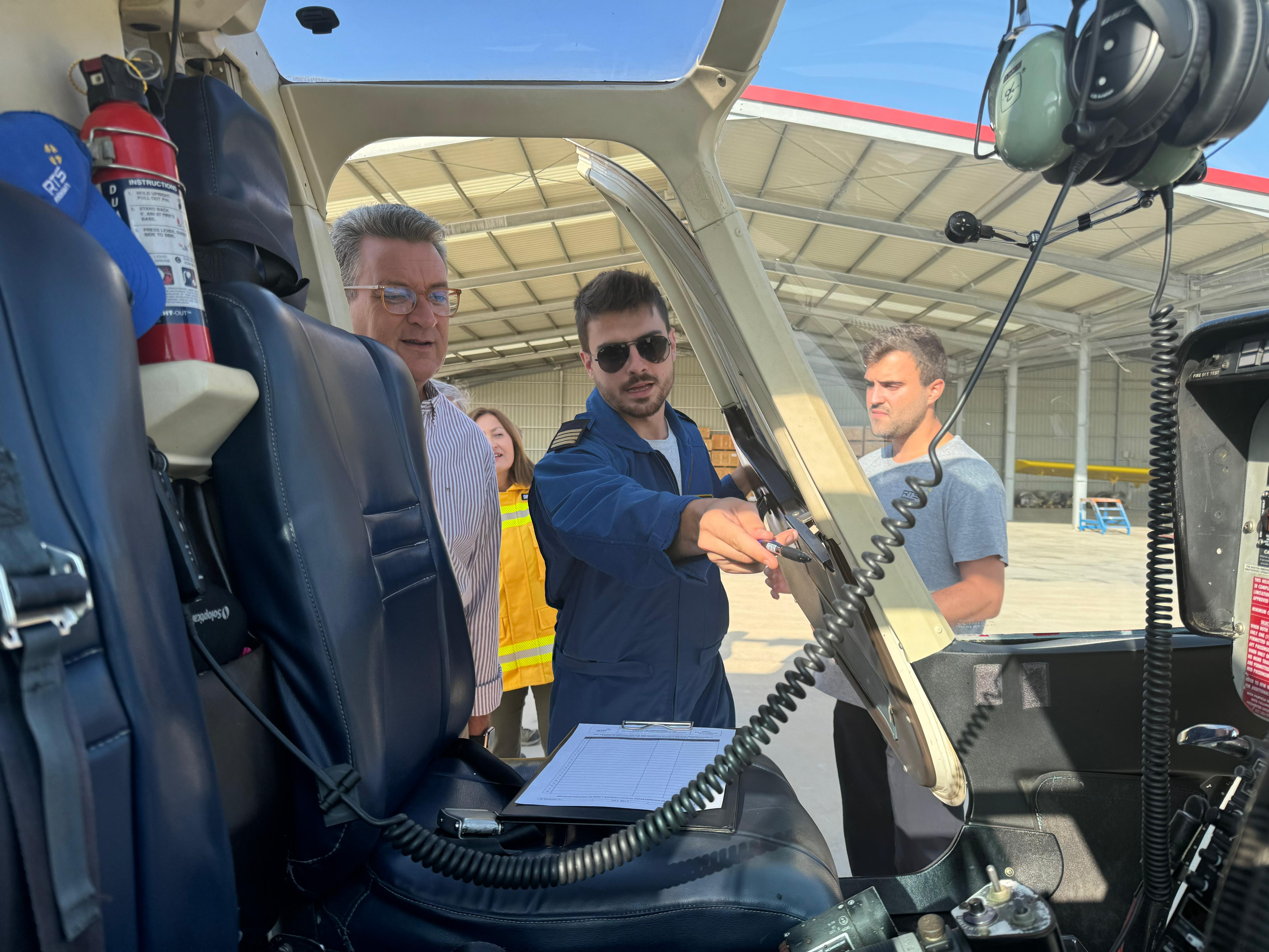 Martínez Mus destaca el trabajo del equipo aéreo de prevención para detectar y evitar incendios
