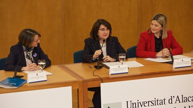 La rectora de la UA asegura que trabajará en el avance de la financiación singular mientras pide mejoras en la red de transportes