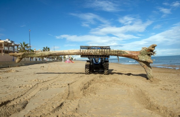 La Diputació adelanta a enero la campaña de limpieza de playas e incorpora nueva maquinaria