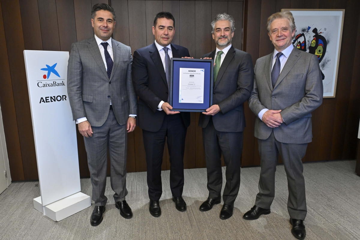 Israel Carvajal (AENOR), Jordi Mondéjar (CaixaBank), David de Pastors (AENOR) y Josep Parareda (CaixaBank).