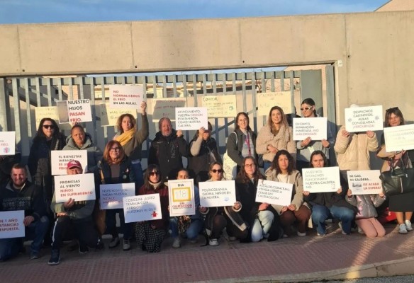 El STEPV se suma a las protestas en el CEIP Playas de Orihuela tras 118 días sin calefacción