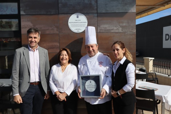San Pedro del Pinatar rinde homenaje al emblemático restaurante Juan Mari, que cierra por jubilación 