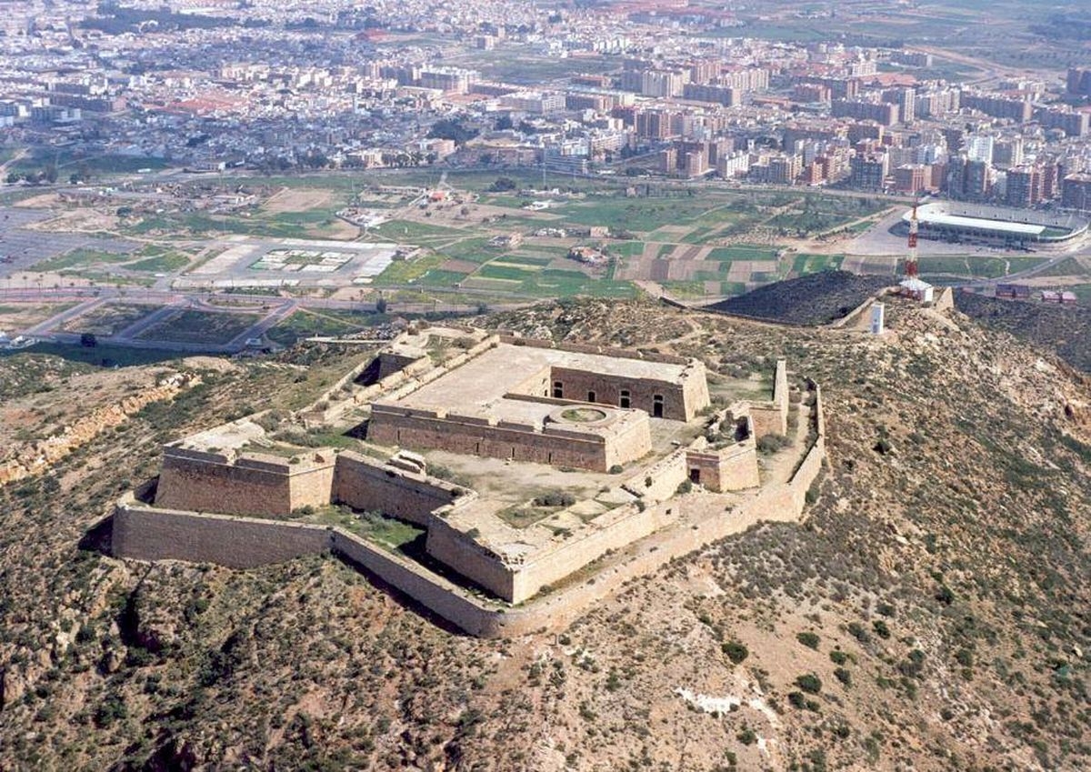 Diez años después de su cesión, el Ayuntamiento de Cartagena estudia qué hacer con el Castillo de la Atalaya
