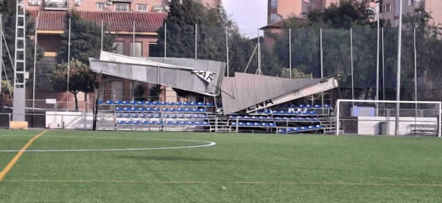 El viento provoca caída de árboles y colapso de gradas deportivas y obliga a cerrar parques e instalaciones deportivas en Cartagena
