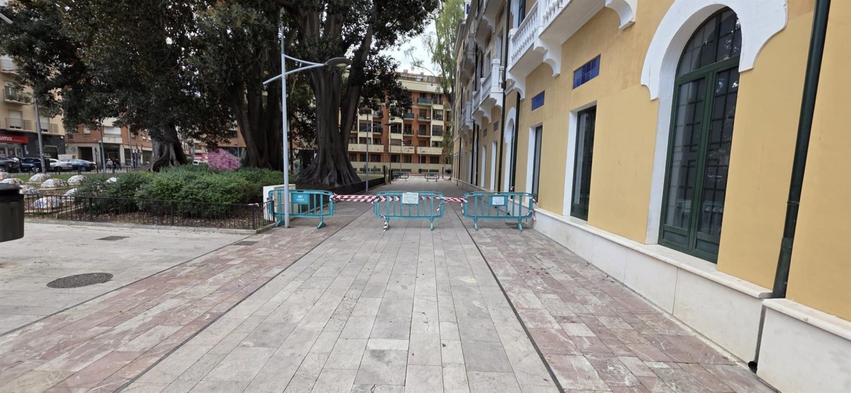 Cerrados los jardines de Floridablanca y el del Cuartel de Artillería de Murcia ante la alerta por fuertes vientos