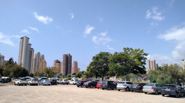 El PSOE de Benidorm reclama instalar alumbrado en tres aparcamientos disuasorios del Rincón  