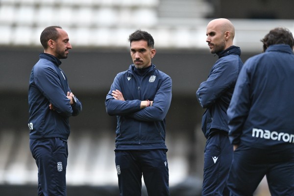 Raúl Guillén pasa a ser entrenador interino del Efesé tras la destitución de Javi Rey