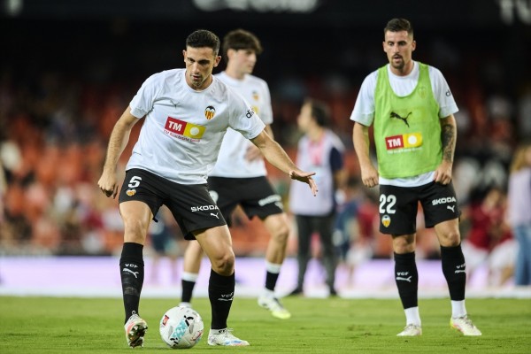 Tárrega se ejercita con el Valencia en la primera parte del entrenamiento tras su lesión